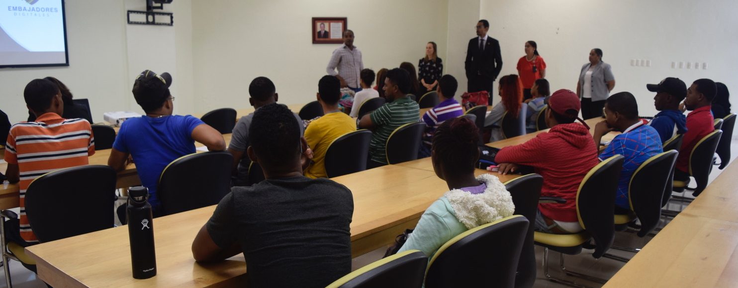 Presentan Proyecto Embajadores Digitales a estudiantes UASD Centro San Juan de la Maguana