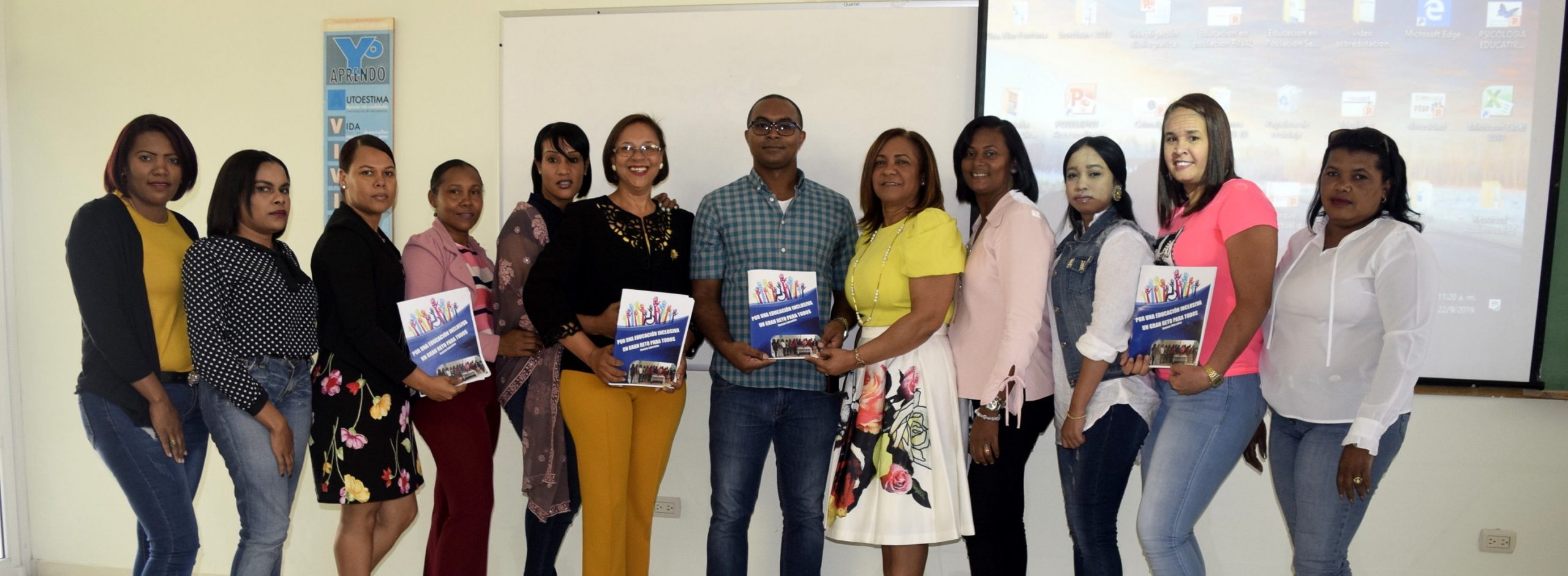 Grupo Maestría en Orientación Educativa e Intervención Psicopedagógica en UASD San Juan muestra revista impresa con sus trabajos