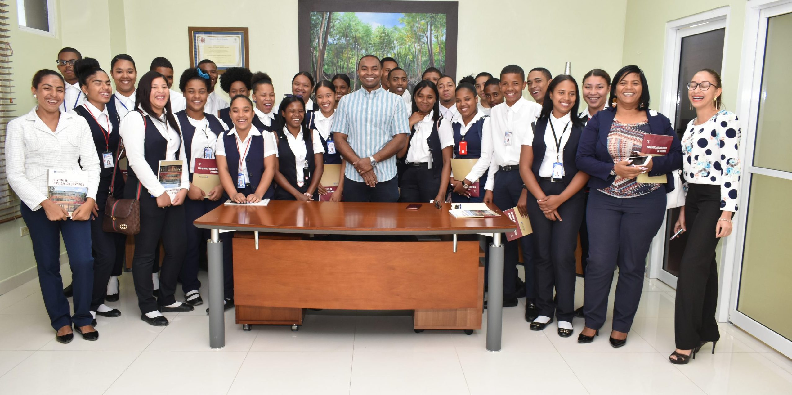 Estudiantes de Liceo Técnico del municipio de El Cercado visitan UASD Centro San Juan de la Maguana
