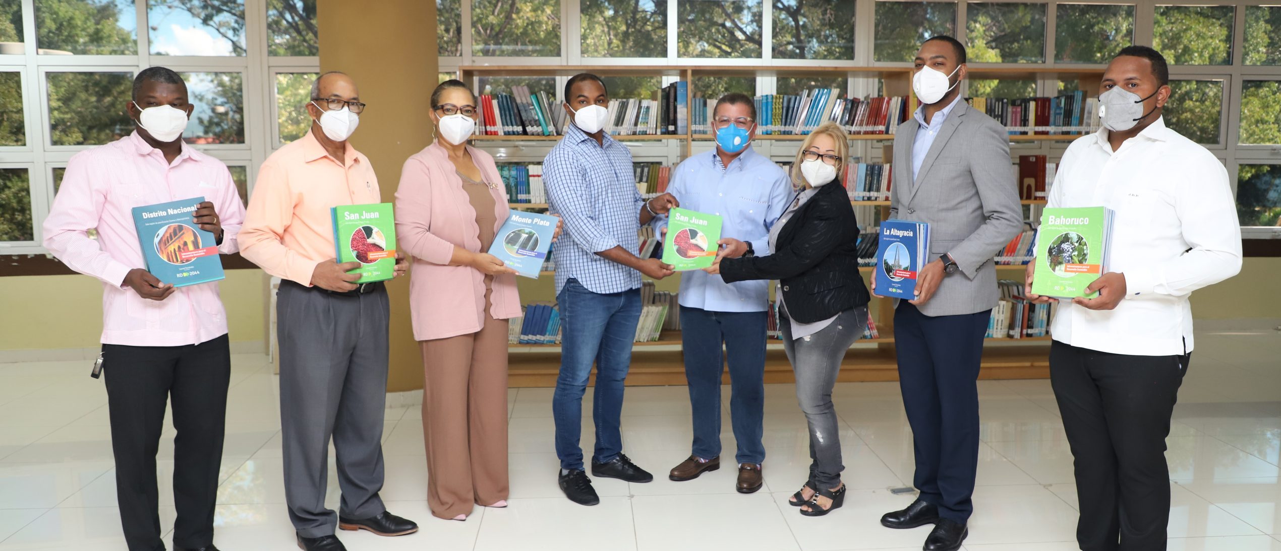 UASD San Juan recibe colección de libros correspondiente a investigación de 10 años desarrollada en las 31 provincias dominicanas