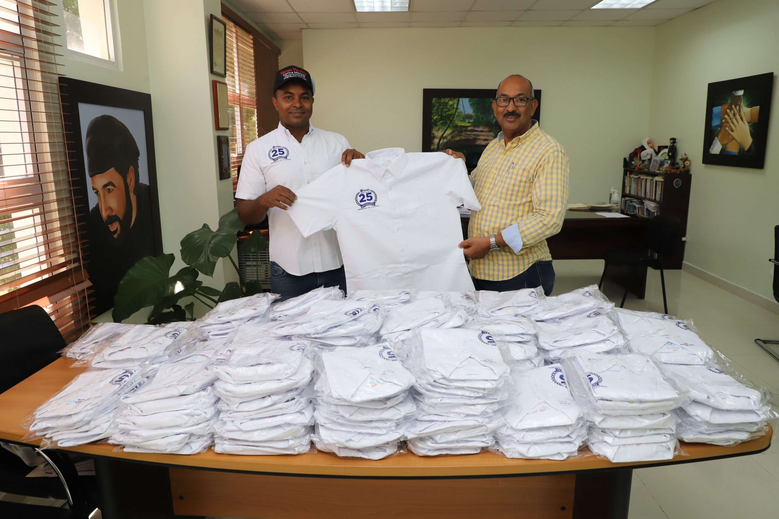 UASD San Juan hace entrega de Camisas al personal administrativo con motivo del 25 aniversario￼