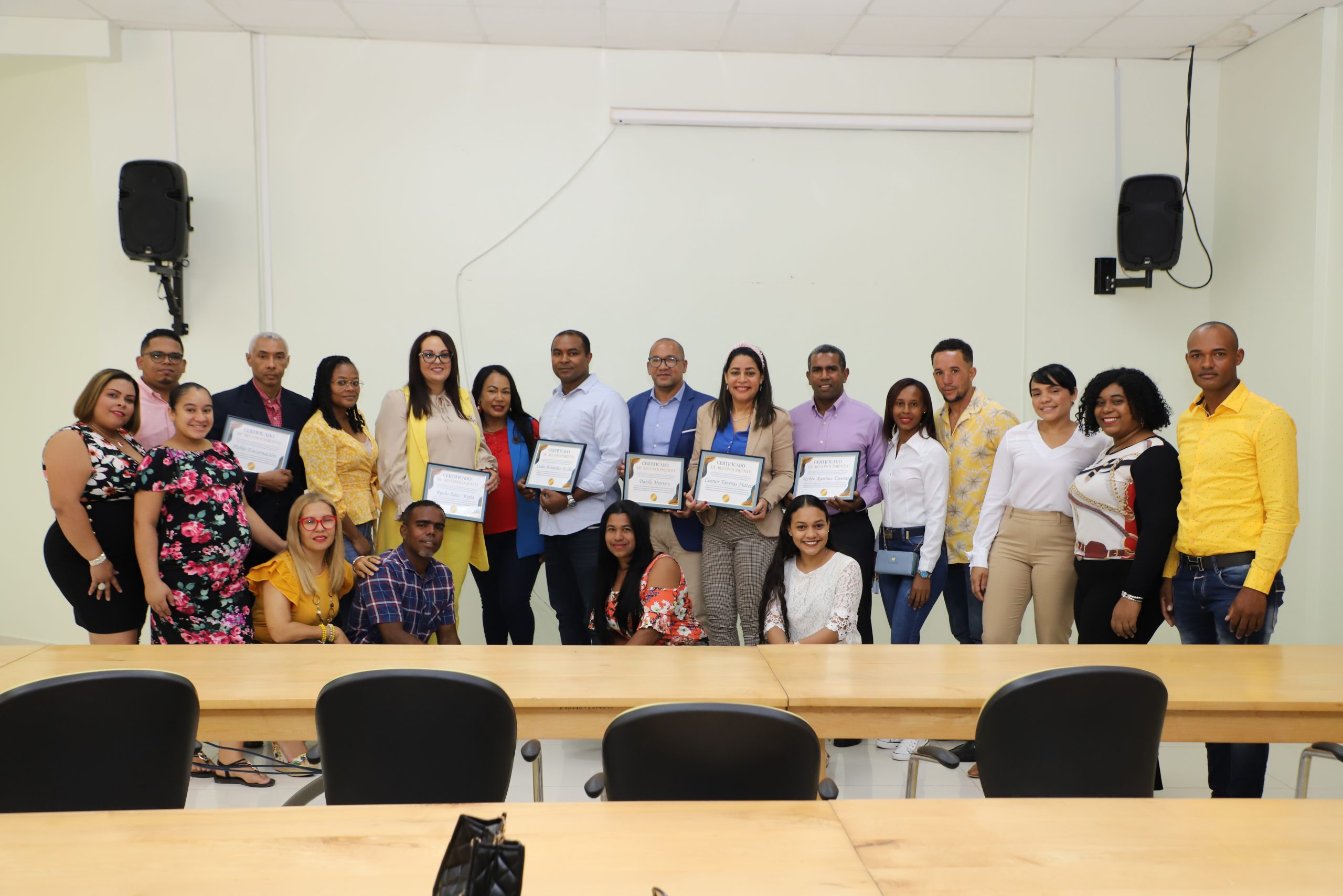 Estudiantes del Monográfico No. 25 de Ciencias Económicas y Sociales entregan reconocimiento a maestros