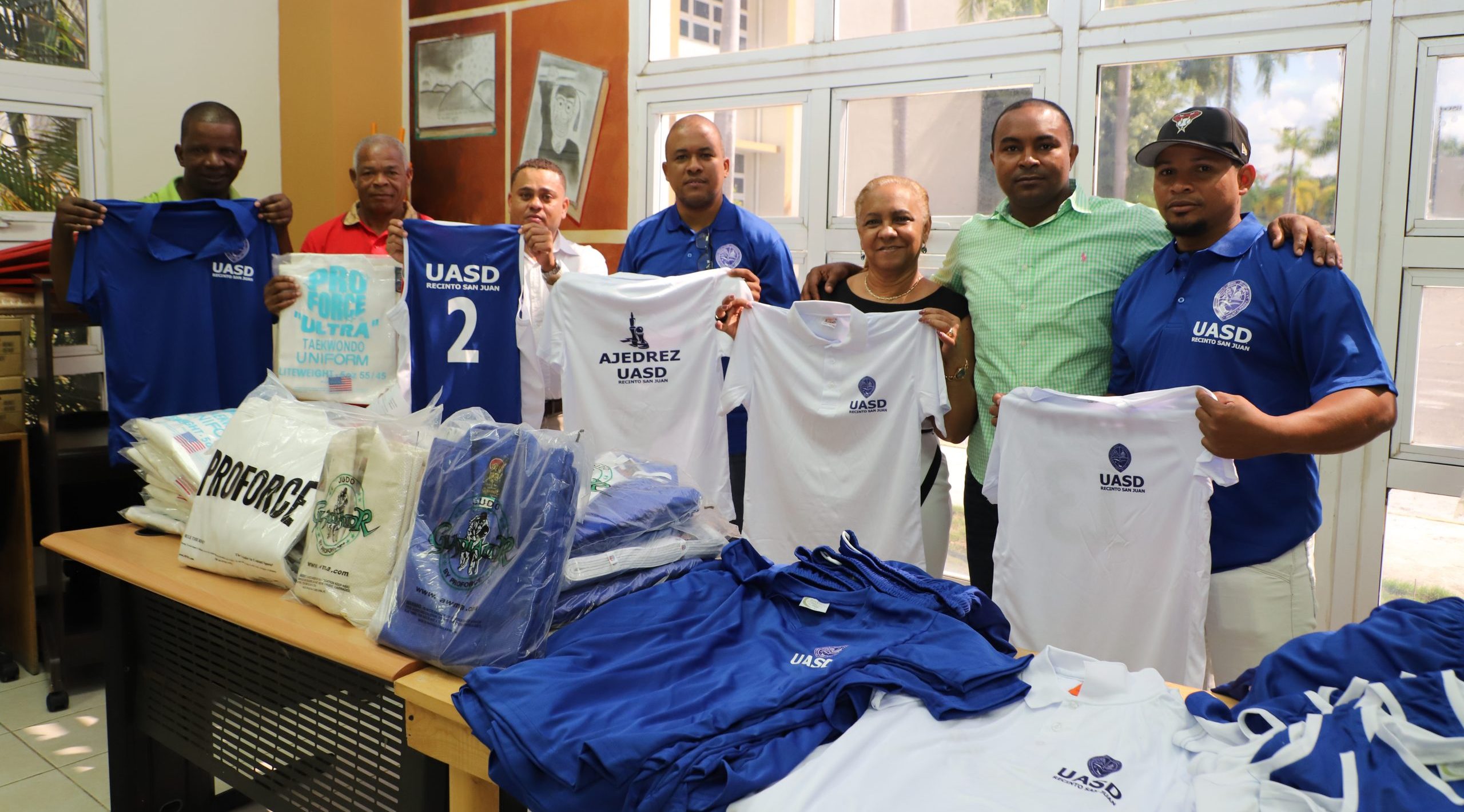 UASD San Juan entrega uniformes para deportistas