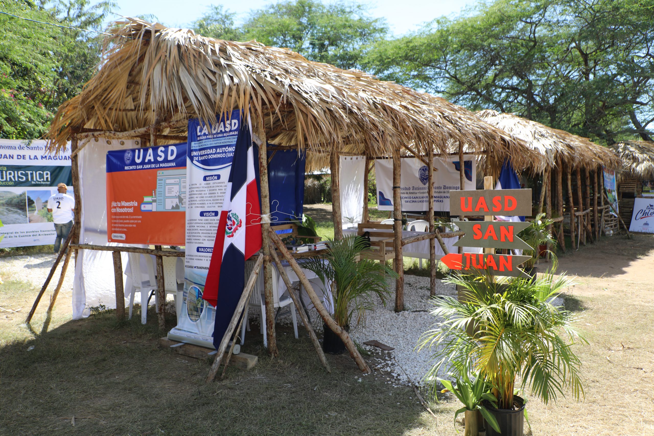 Instalación de pabellón UASD San Juan  en la XXV Feria ecoturística y de producción en Bánica, provincia Elías Piña