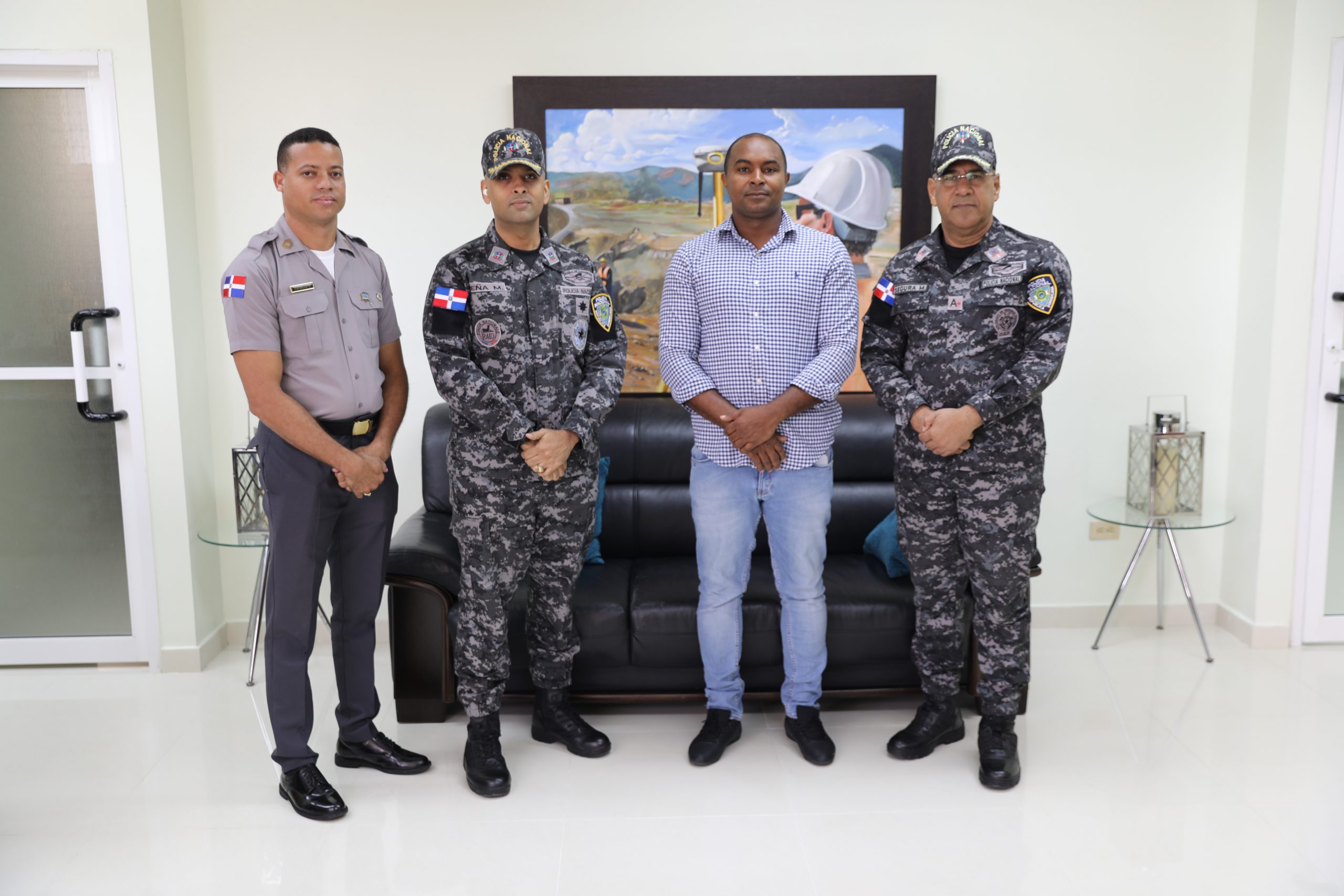Representantes de la Policía Nacional visitan UASD Recinto San Juan