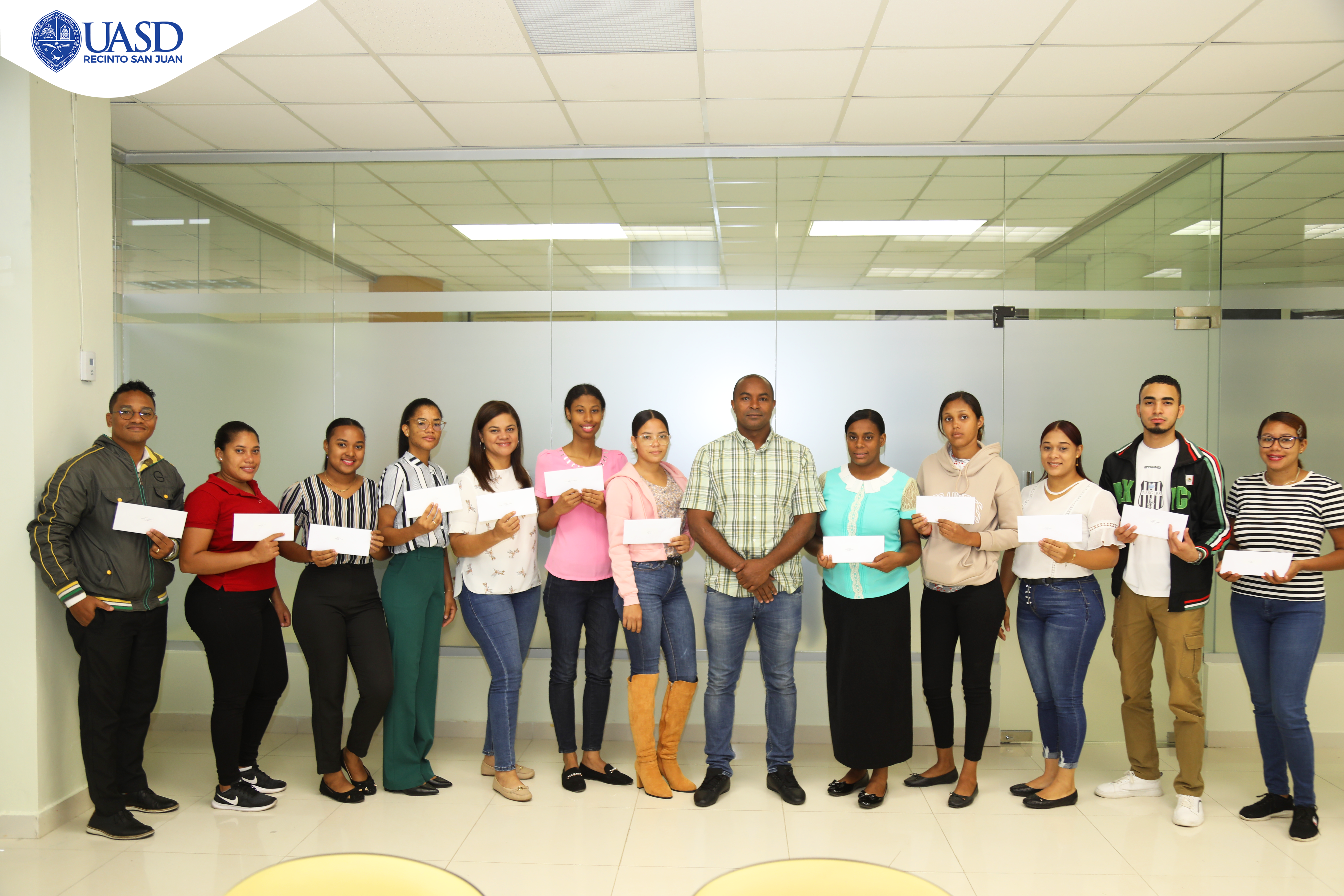 UASD Recinto San Juan, entrega carta de anillo de graduación a los graduados SUMMA y MAGNA CUM LAUDE en la investidura celebrada el pasado 24 de abril de 2024.